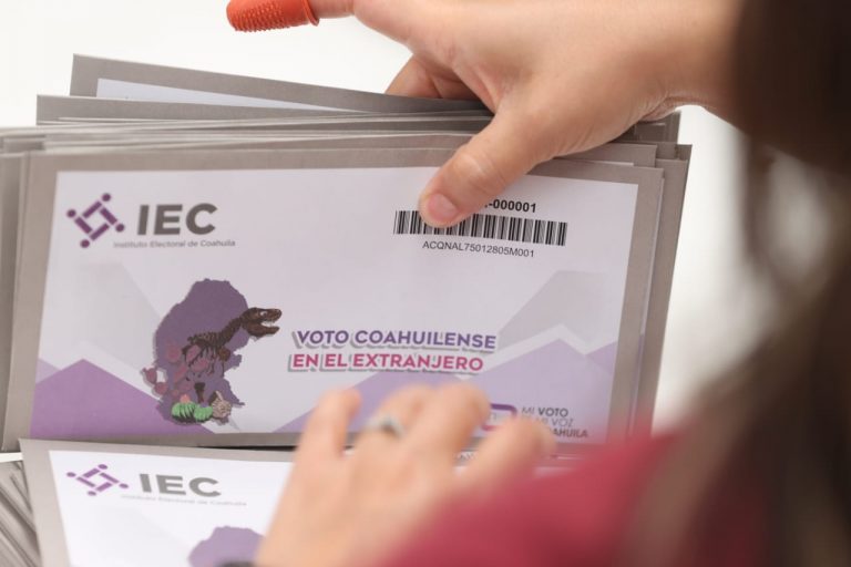 Entrega de documentación y material que conformará el paquete Electoral postal para el Voto Cuahuilense en el Extranjero