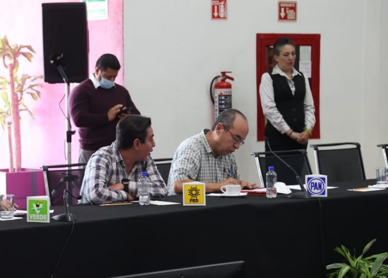 Representante del PAN en la firma del listado del funcionariado designado y lista de reserva.