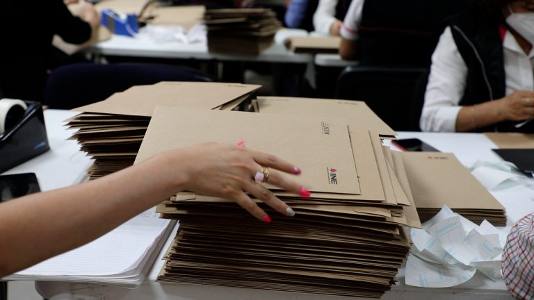 Integración de los Sobres Paquete Electoral de Seguridad para voto anticipado y en prisión preventiva para la elección de gubernaturas del Estado de México