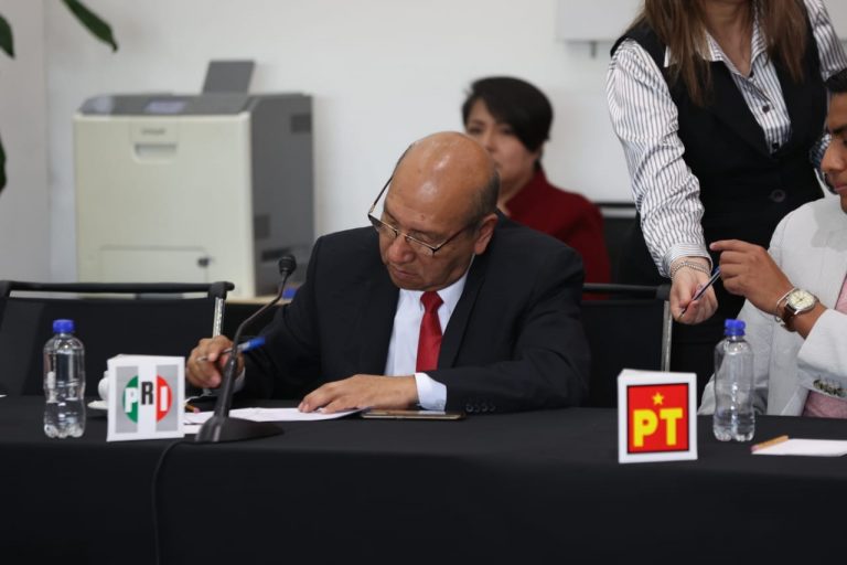 Representante del PRI en la firma del listado del funcionariado designado y lista de reserva.
