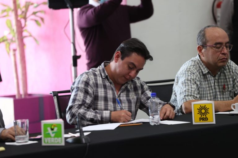 Representante del PRD en la firma del listado del funcionariado designado y lista de reserva.