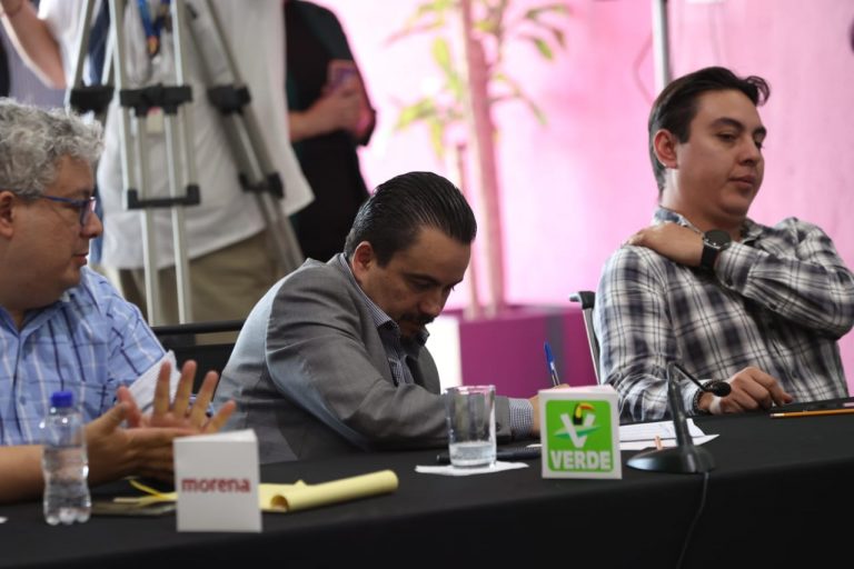 Representante del PVEM en la firma del listado del funcionariado designado y lista de reserva.