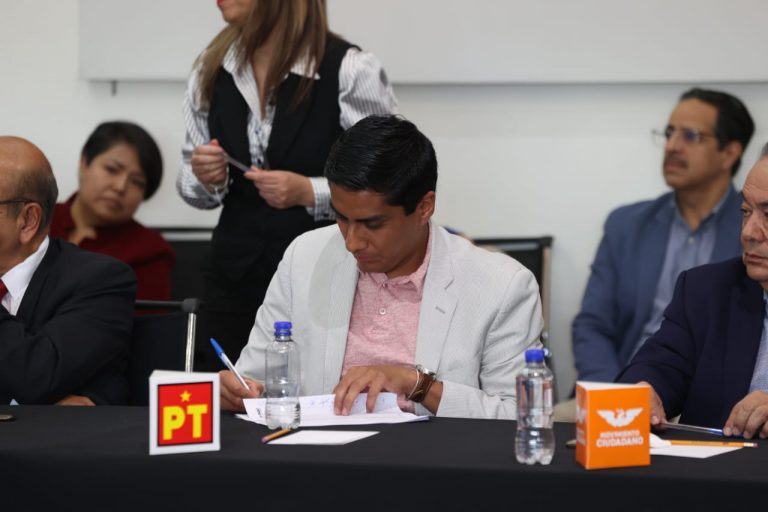 Representante del PT en la firma del listado del funcionariado designado y lista de reserva.
