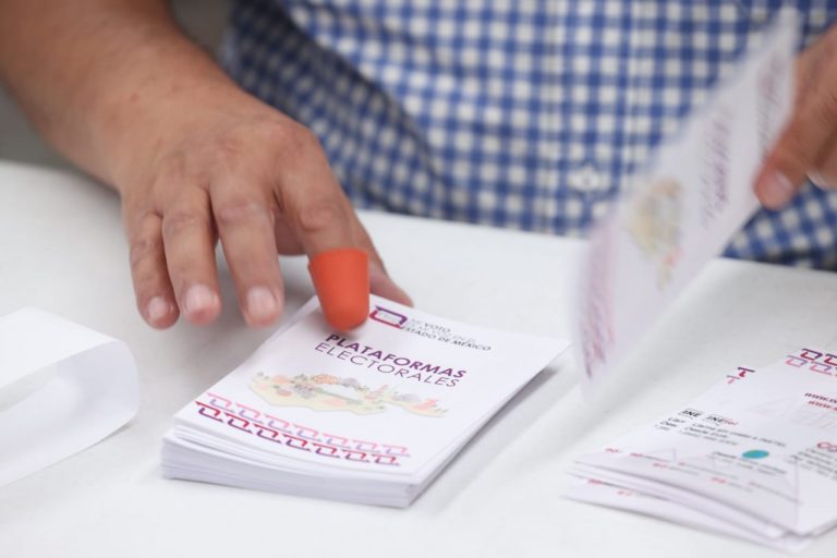 Entrega de documentación y material que conformará el paquete Electoral postal para el Voto Cuahuilense en el Extranjero