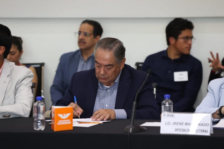 Representante de MC en la firma del listado del funcionariado designado y lista de reserva.