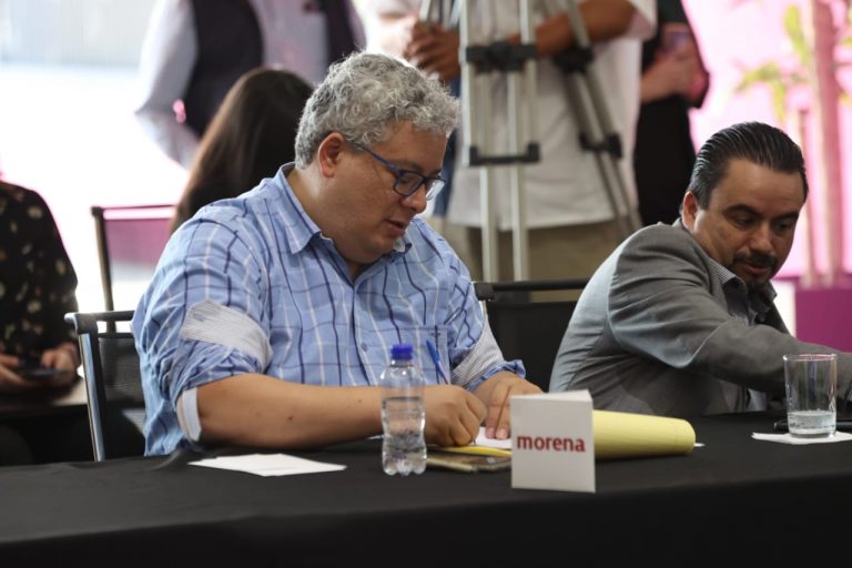 Representante de MORENA en la firma del listado del funcionariado designado y lista de reserva.