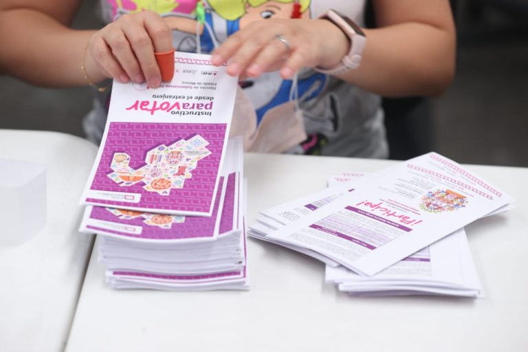 Entrega de documentación y material que conformará el paquete Electoral postal para el Voto Cuahuilense en el Extranjero