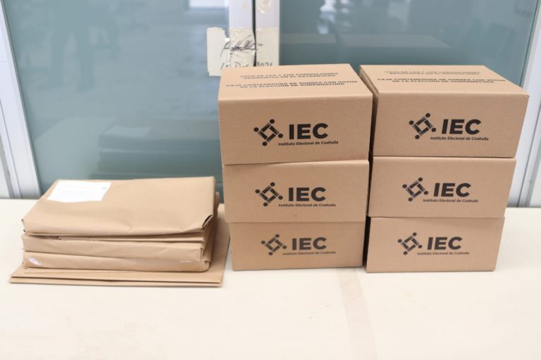 Entrega de documentación y material que conformará el paquete Electoral postal para el Voto Cuahuilense en el Extranjero