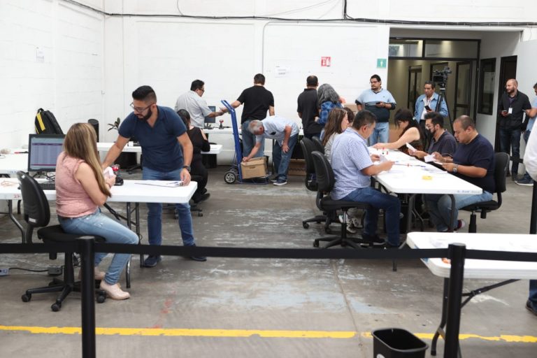 Entrega de documentación y material que conformará el paquete Electoral postal para el Voto Cuahuilense en el Extranjero