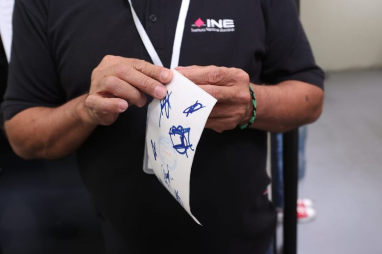 Entrega de documentación y material que conformará el paquete Electoral postal para el Voto Cuahuilense en el Extranjero