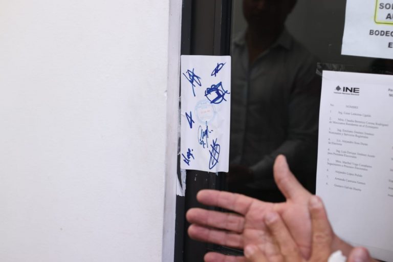 Entrega de documentación y material que conformará el paquete Electoral postal para el Voto Cuahuilense en el Extranjero