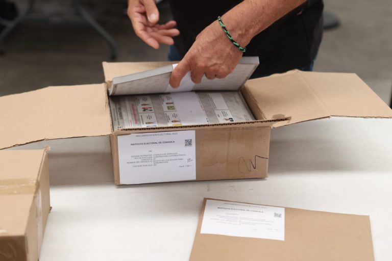 Entrega de documentación y material que conformará el paquete Electoral postal para el Voto Cuahuilense en el Extranjero