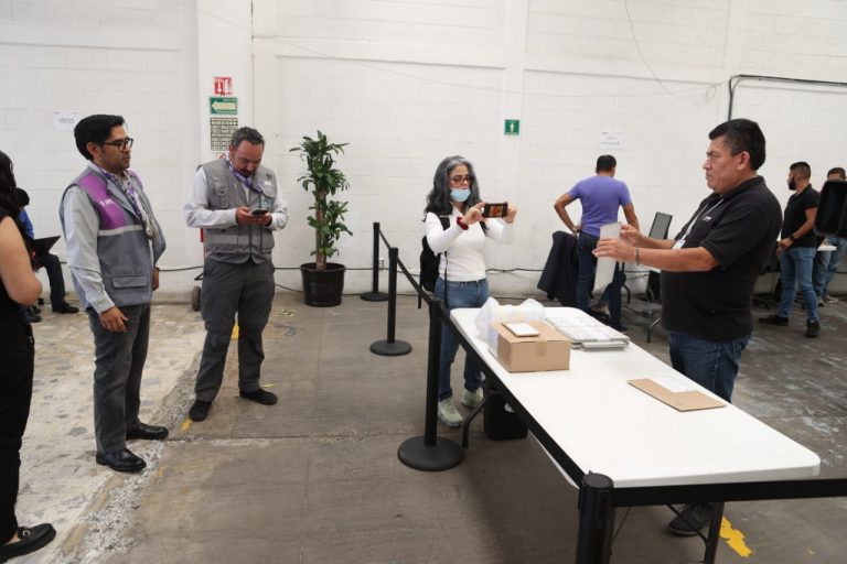 Entrega de documentación y material que conformará el paquete Electoral postal para el Voto Cuahuilense en el Extranjero