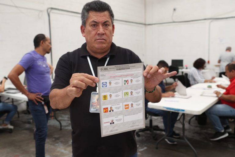 Entrega de documentación y material que conformará el paquete Electoral postal para el Voto Cuahuilense en el Extranjero