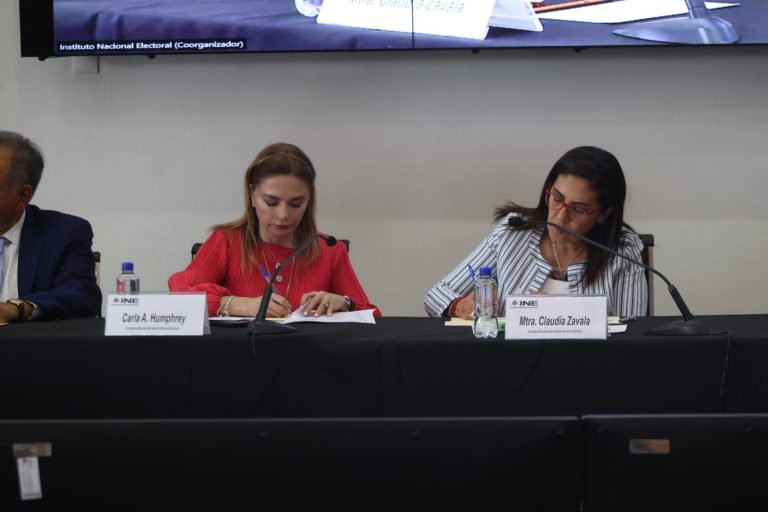 Carla Humphrey Jordan y Claudia Zavala Pérez Consejeras Electorales en la firma del listado del funcionariado designado y lista de reserva.