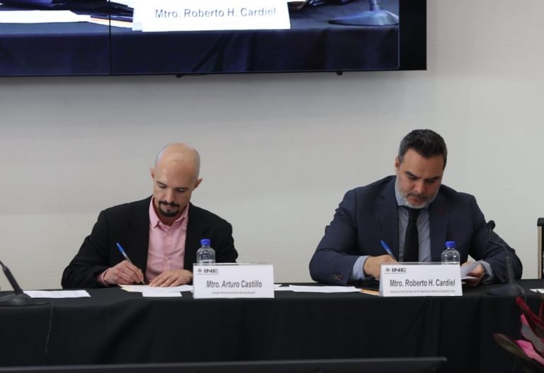 Arturo Castillo Loza Consejero Electoral y Roberto Heycher Cardiel Soto, Director Ejecutivo de Capacitación Electoral y Educación Cívica en la firma del listado del funcionariado designado y lista de reserva.