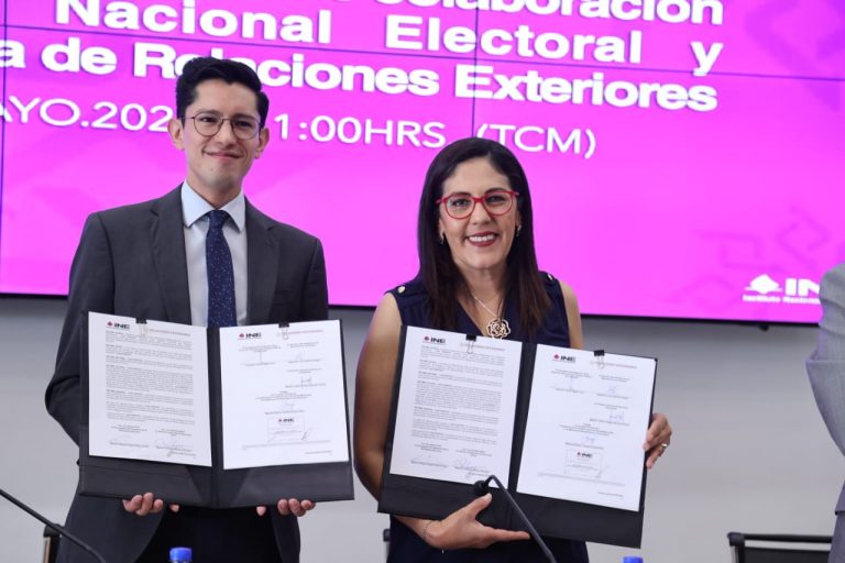 Firma de convenio de colaboración INE-SRE.