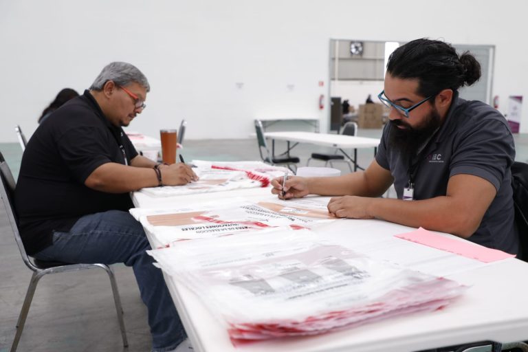 Inicio de la entrega de paquetes electorales a las juntas locales del estado de Coahuila.
