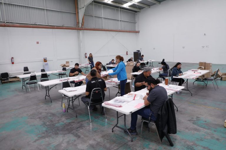 Inicio de la entrega de paquetes electorales a las juntas locales del estado de Coahuila.