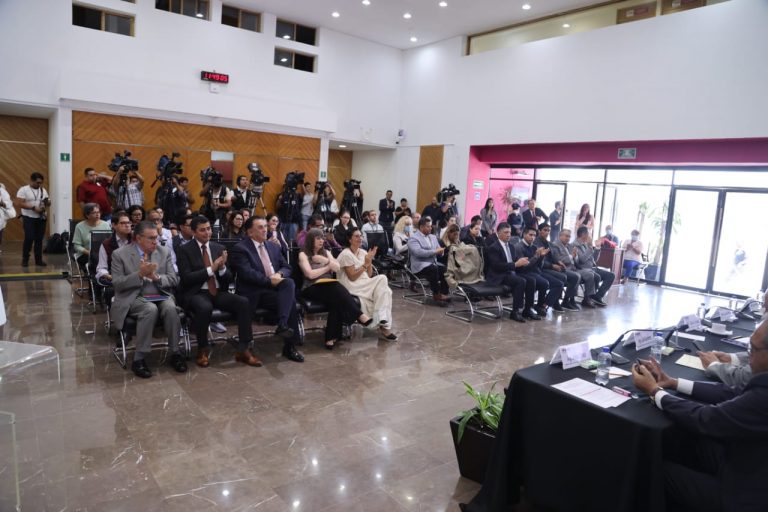 Firma de convenio de colaboración INE-SRE.