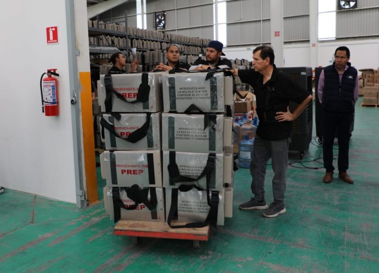 Inicio de la entrega de paquetes electorales a las juntas locales del estado de Coahuila.