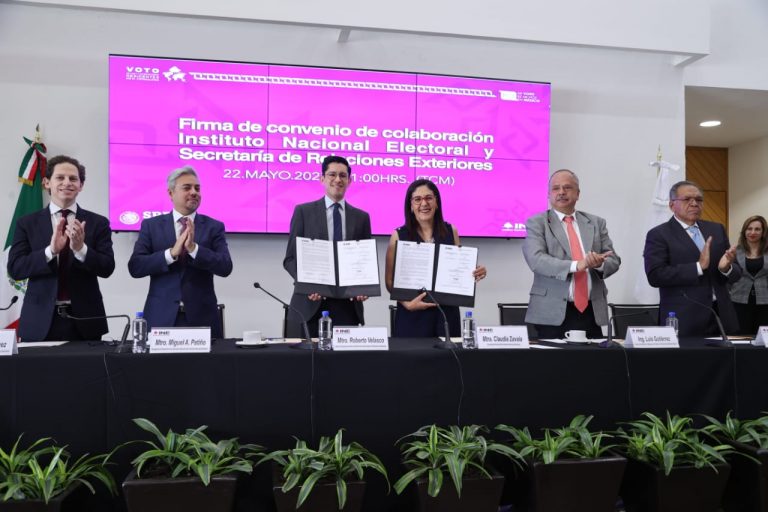 Firma de convenio de colaboración INE-SRE.