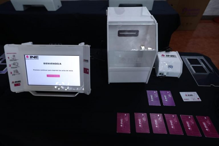 Verificación del funcionamiento de urnas electrónicas que se instalarán en el extranjero.