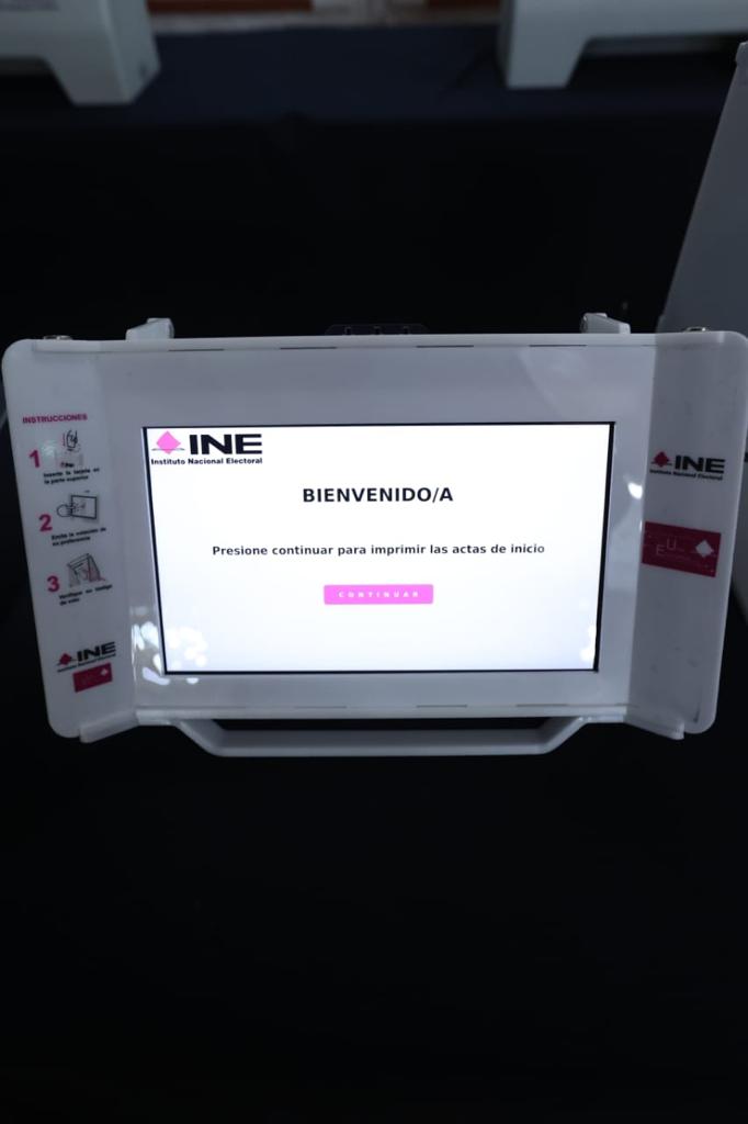 Verificación del funcionamiento de urnas electrónicas que se instalarán en el extranjero.