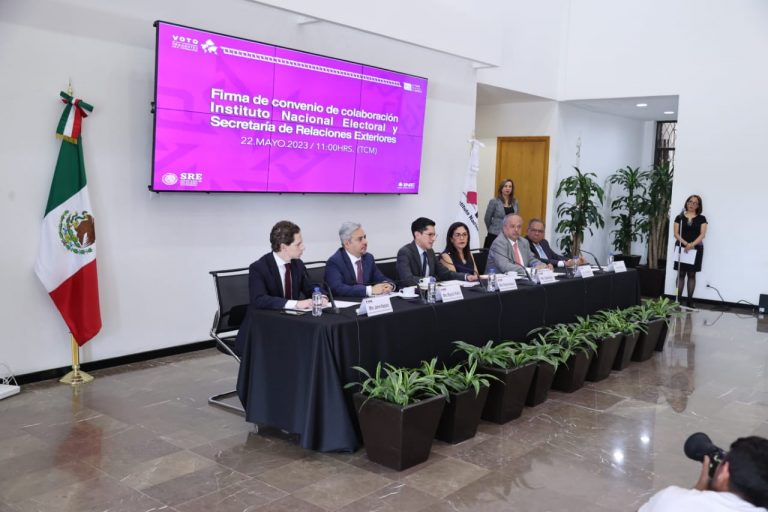 Firma de convenio de colaboración INE-SRE.