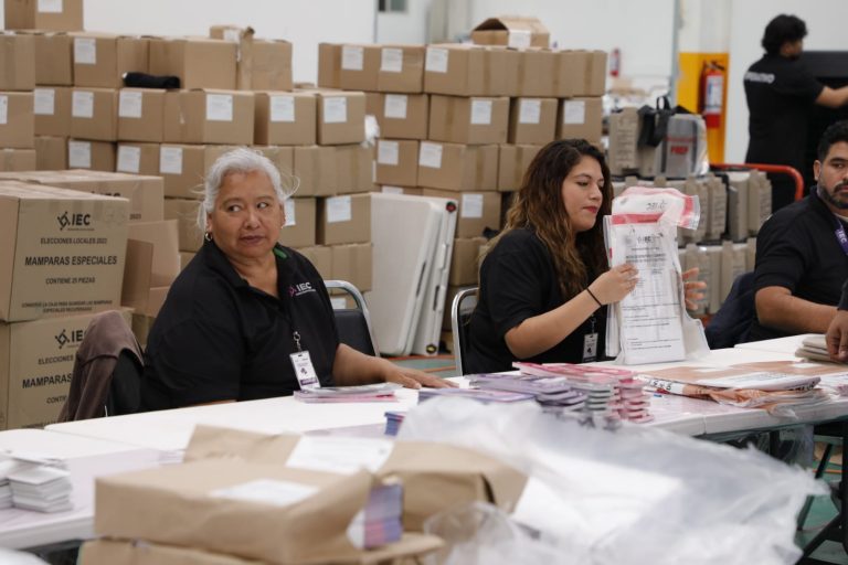 Inicio de la entrega de paquetes electorales a las juntas locales del estado de Coahuila.