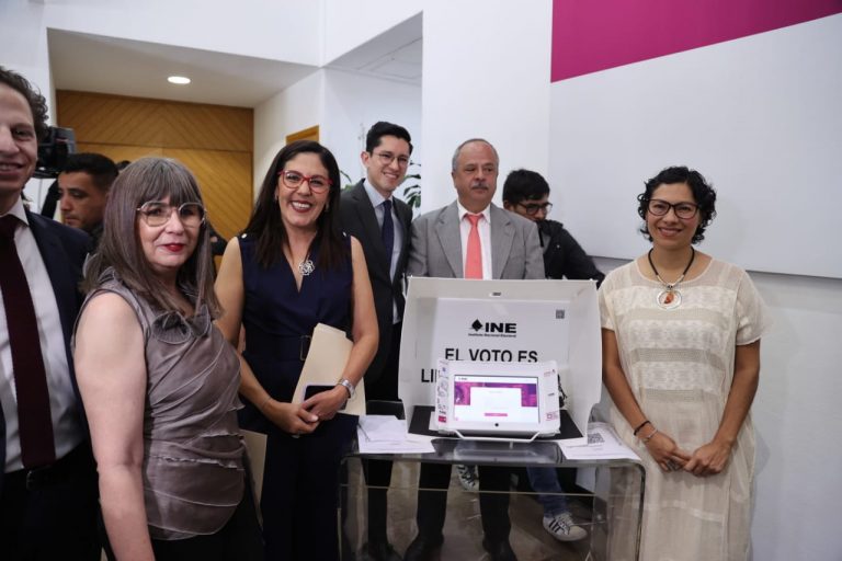 Demostración de urna electrónica.