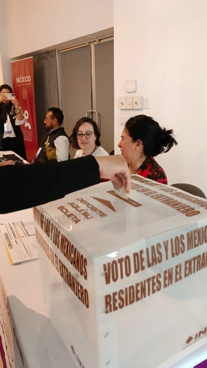 Voto presencial con sedes consulares.