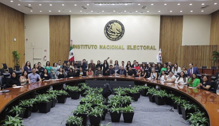 Encuentro entre el INE y Jóvenes Dreamers.