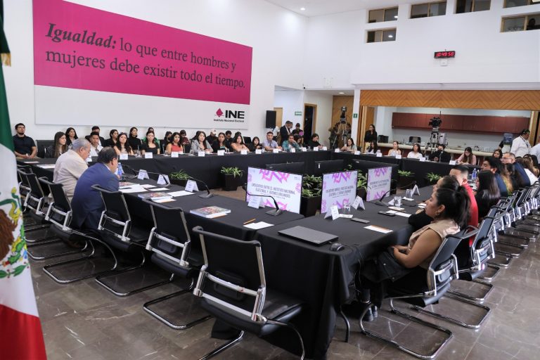 Encuentro entre el INE y Jóvenes Dreamers.