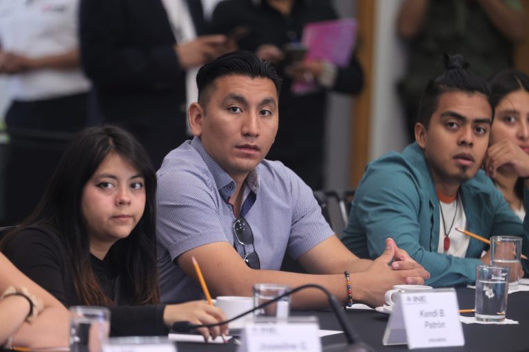 Encuentro entre el INE y Jóvenes Dreamers.