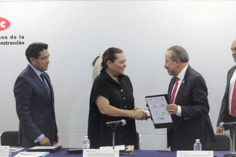 Firma de Convenio entre el Órgano Interno del INE y la Cámara Mexicana de la Industria de la Construcción.