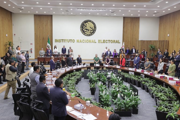 Minuto de silencio por el fallecimiento de 2 colaboradores del partido MORENA.