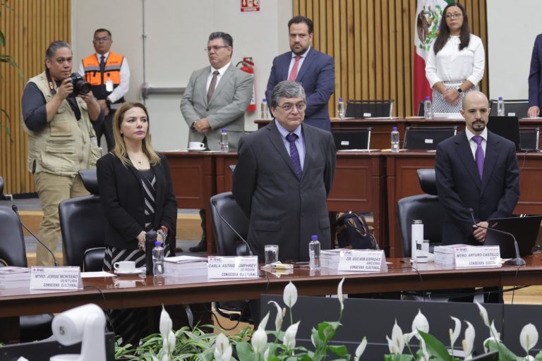 Minuto de silencio por el fallecimiento de 2 colaboradores del partido MORENA.