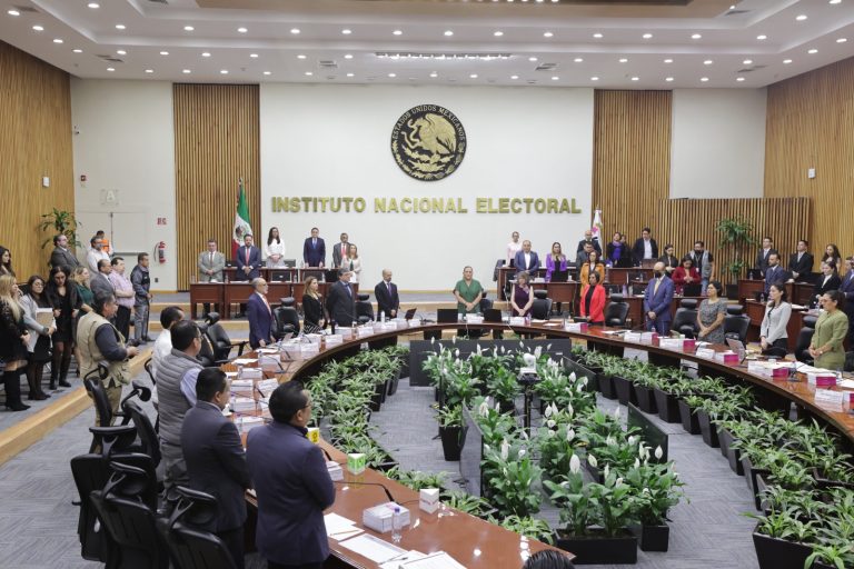 Minuto de silencio por el fallecimiento de 2 colaboradores del partido MORENA.