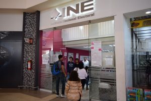 Personas entrando a un módulo de atención ciudadana Reimpresión de la Credencial para Votar