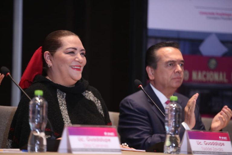 Guadalupe Taddei Zavala Consejera Presidenta del INE y Luis Antonio Montes de Oca Presidente del Consejo directivo del Colegio de Notarios de la Ciudad de México.