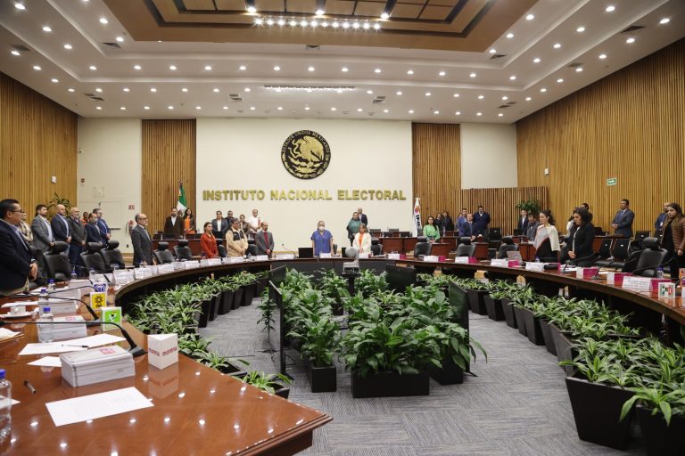 Minuto de Silencio por el fallecimiento de la colaboradora del IFE-INE Carmen Velázquez Garcia.