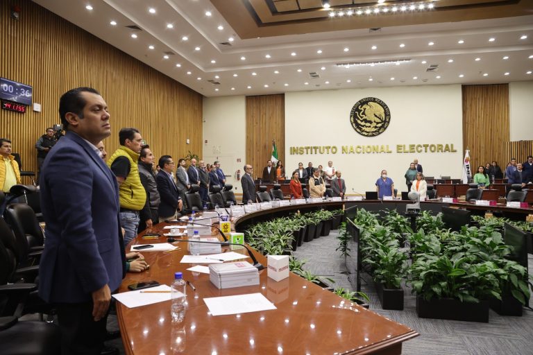 Minuto de Silencio por el fallecimiento de la colaboradora del IFE-INE Carmen Velázquez Garcia.