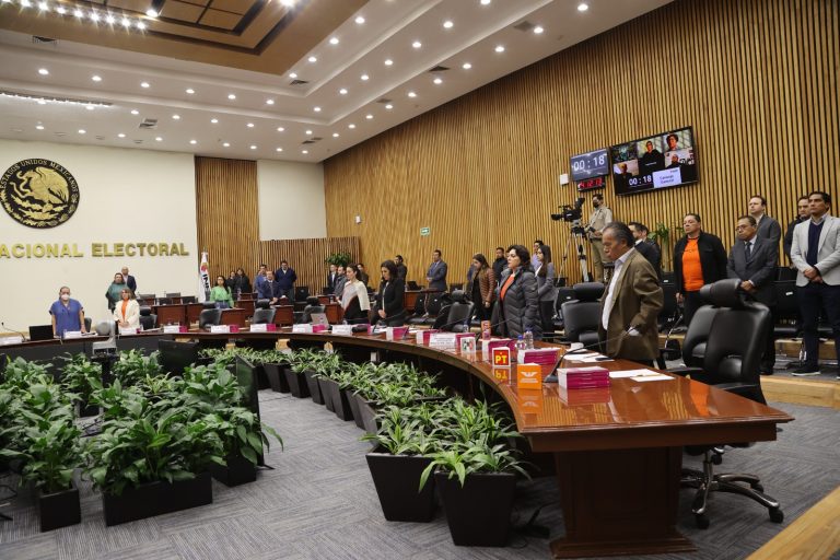 Minuto de Silencio por el fallecimiento de la colaboradora del IFE-INE Carmen Velázquez Garcia.