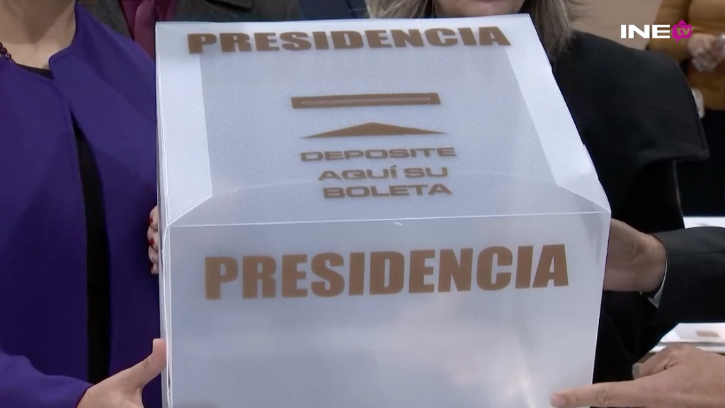 Urna de votación para el voto de presidencia de la República