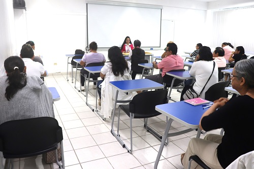 Personas presentando exámen en un aula escolar