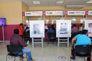 Personas sentadas esperando turno dentro de Módulo de Atención