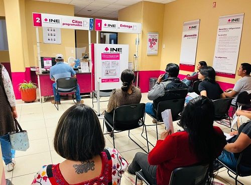 Ciudadanos sentados dentro de Módulo del INE