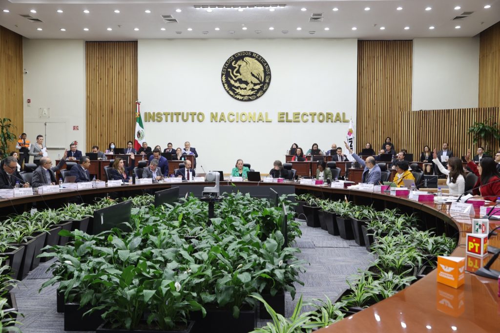 Las y los consejeros del INE analizan asuntos en el salón de sesiones del Consejo General