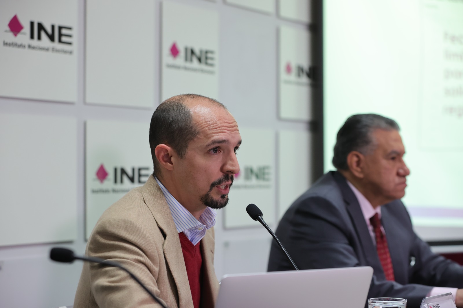 Consejero Electoral, Arturo Castillo